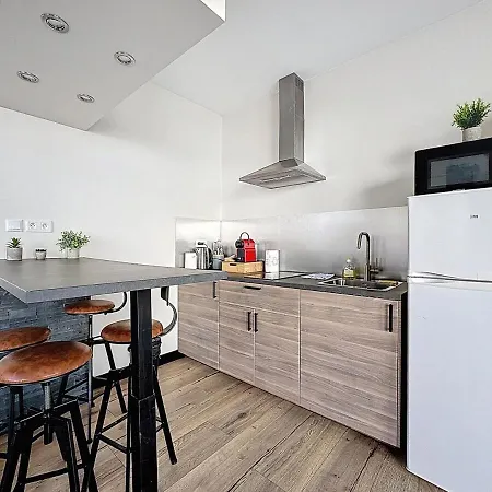 Lumineux En Rez-de-chaussee Vers Chu Daire *